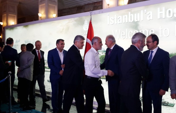 İstanbul Büyükşehir Belediye Başkanı Mevlüt Uysal tebrikleri kabul etti