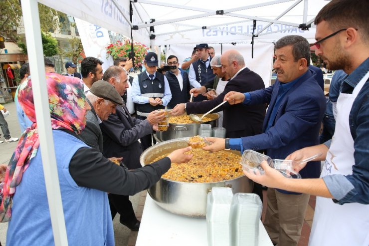 Başkan Karabacak vatandaşlara aşure dağıttı