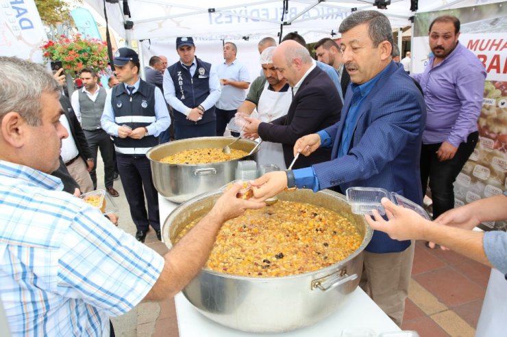 Başkan Karabacak vatandaşlara aşure dağıttı