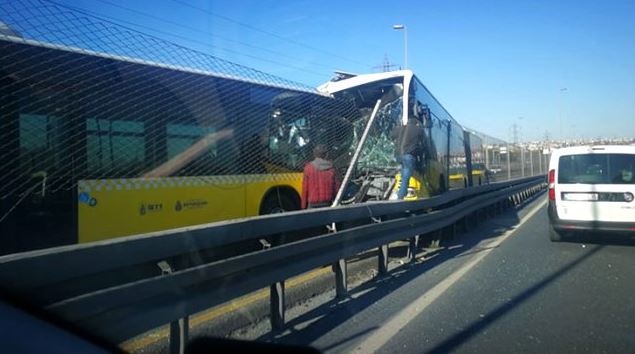 avcilar-metrobus-kaza.jpg