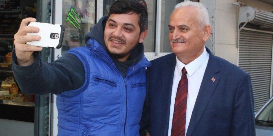 Başbakan’a ikizi kadar benziyor, gören bir daha bakıyor