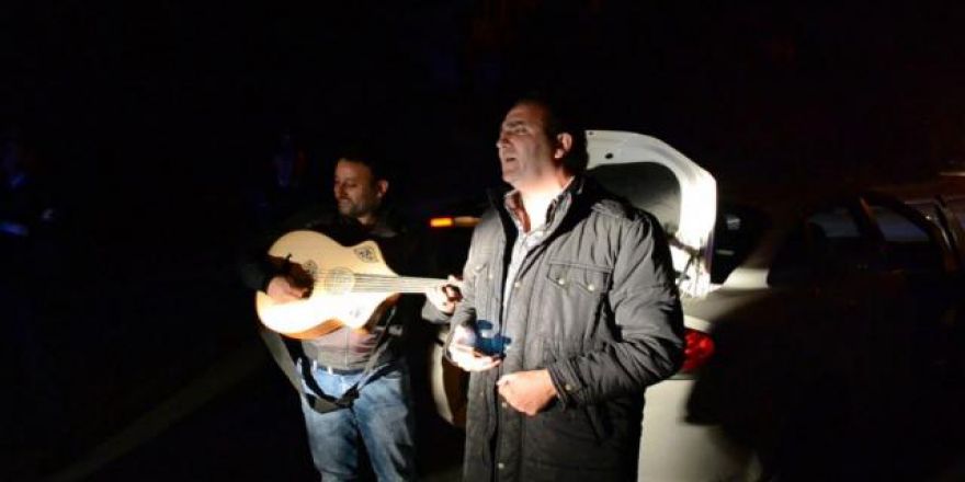 Çevirmeye takıldı, polise serenat yaptı