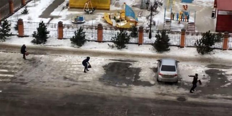 Fırtına insanları oradan oraya savurdu