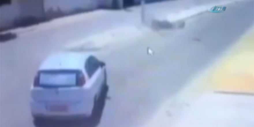 Önce otomobile çarptı, ardından kafasına direk devrildi