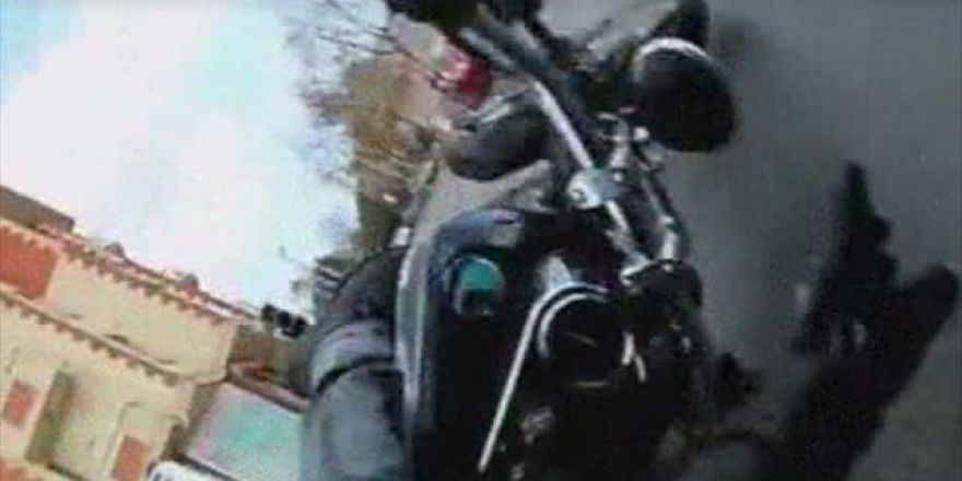 Motosikletlinin ölümden döndüğü kaza kamerada