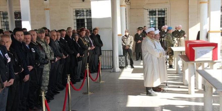 Katledilen eşi ve çocuklarının yanına defnedildi