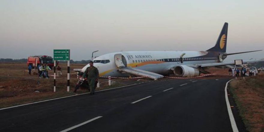 Hindistan'da yolcu uçağı pistten çıktı